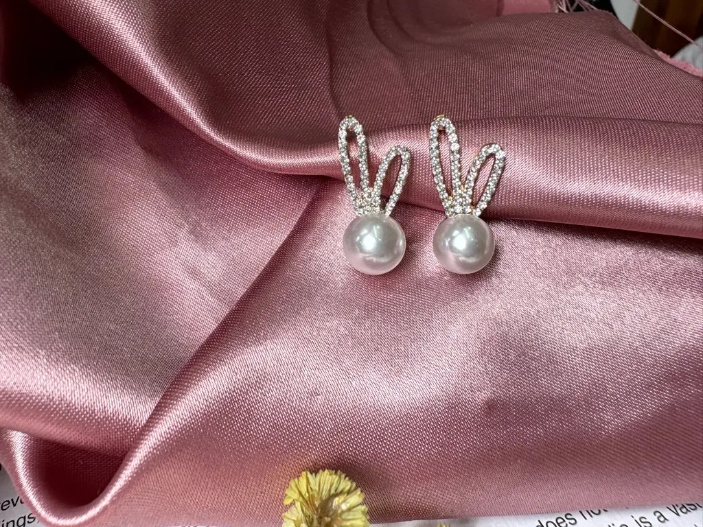 Bunny Ear Pearl Stud S0008