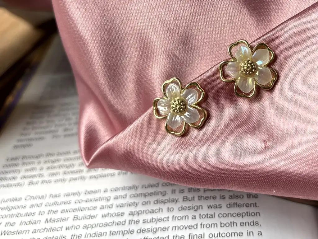White Floral Stud S0010