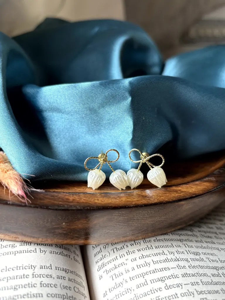 White Tulip Bow S0020