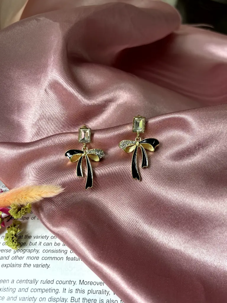 Black and White Stone bow S0044