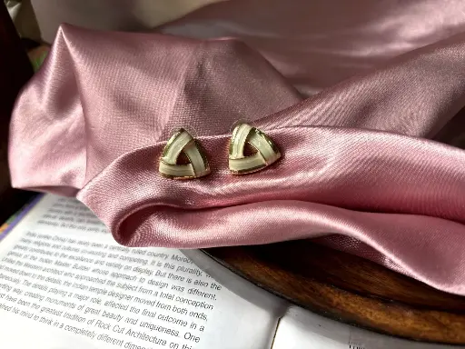 White Triangle stud S0004