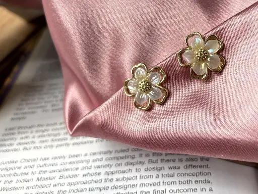 White Floral Stud S0010