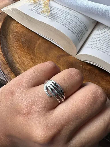 Skeleton hand Ring R0001